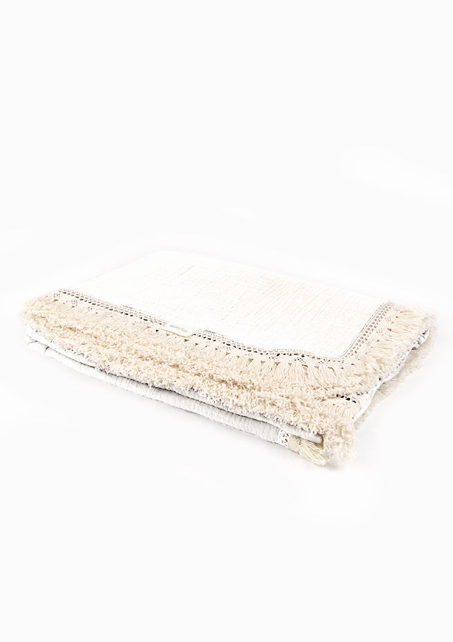 Blanket with fringes