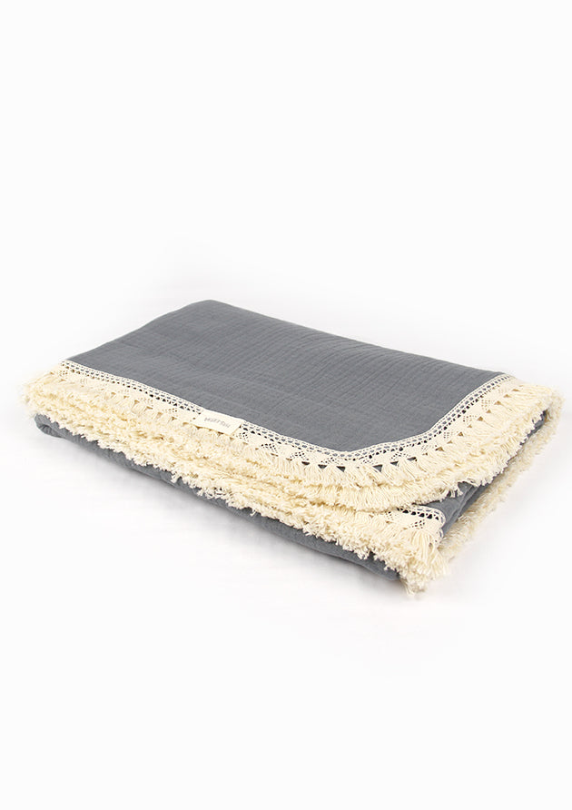 Blanket with fringes