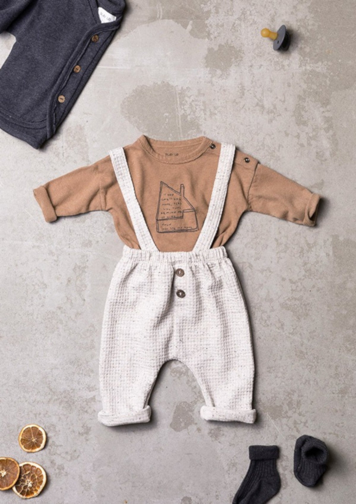 Pants made from recycled fibers and cotton | Illustration - PLAYUP